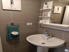 Dusche, Haartrockner, Handtücher