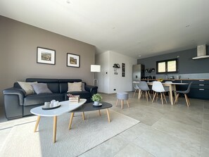 TV, tavolo da ping pong, libri