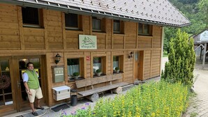 A wooden building with a sign reading "Wiesenhof". - Fewo 7 - Hauptmann (Todtnau)