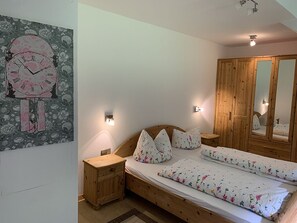 2 عدّة غرف نوم وواي فاي مجانًا وملاءات أسرّة