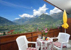 Outdoor dining - Apartment "Texelblick Rainegg" with Mountain View, Wi-Fi, Garden & Balcony (Schenna)