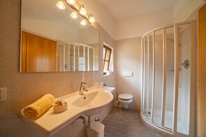 Dusche, Haartrockner, Handtücher