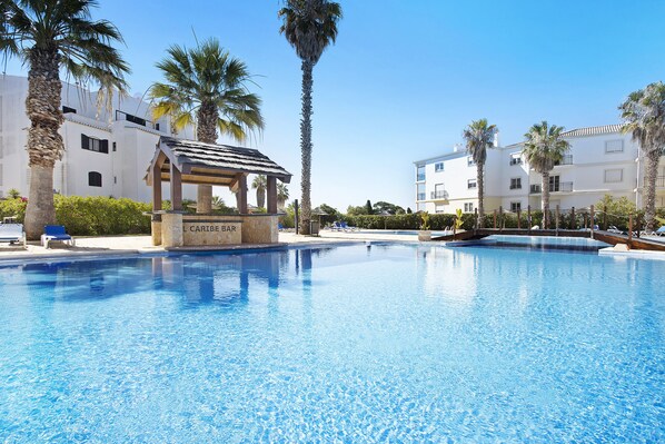 Pool - Estrela do Vau Apartment with Sea View, Pool, A/C, Wi-Fi, Garden, Terrace and Balcony (Portimão)