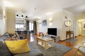 TV - Estrela do Vau Apartment with Sea View, Pool, A/C, Wi-Fi, Garden, Terrace and Balcony (Portimão)