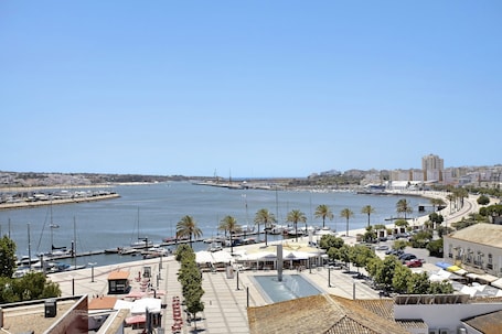 Pool. Santa Isabel Apartment with A/C, Wi-Fi, Terrace and Balcony