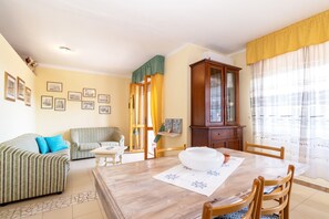 Dining - Vacation Apartment Casa Rita with Balcony & A/C (Castelsardo)