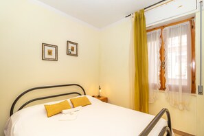2 bedrooms, bed sheets - Vacation Apartment Casa Rita with Balcony & A/C (Castelsardo)