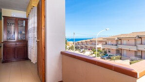 A balcony with a view of a residential area and the sea. - Vacation Apartment Casa Rita with Balcony & A/C (Castelsardo)