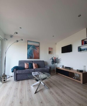 TV - Appartement rez de Jardin vue mer (LUMIO)