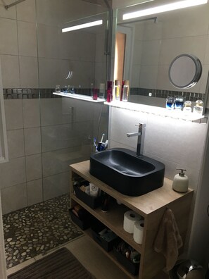 Shower, towels