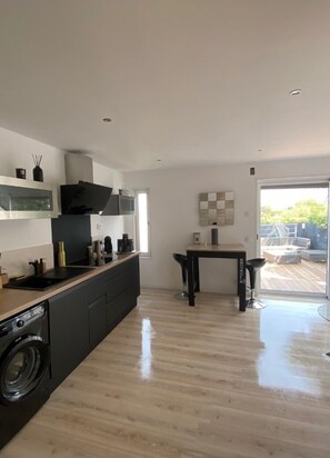Fridge, microwave, stovetop, dishwasher