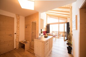 Interior - Apartment "Haus Sonnegg - Panorama Suite" with Mountain View, Wi-Fi, Terrace & Garden (Lajen)