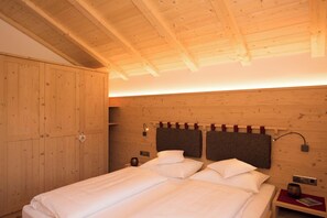 2 bedrooms, free WiFi, bed sheets - Apartment "Haus Sonnegg - Panorama Suite" with Mountain View, Wi-Fi, Terrace & Garden (Lajen)