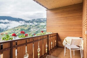 Outdoor dining - Apartment "Talblick" with Mountain View, Wi-Fi, Balcony & Garden (Lajen)