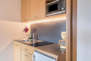 Frigorifero, microonde, piano cottura, macchina per tè/caffè