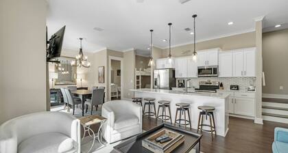 The Nautilus Cottage ~ Pet Friendly! Outdoor Pool, Beach Access + $400 in FREE Daily Activities