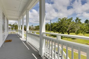 Property grounds - Coastal Waveland House 1/2 Block to Pub Beach (Waveland)