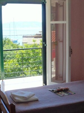 2 bedrooms, iron/ironing board, free WiFi