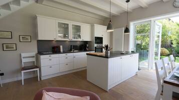 Kühlschrank, Mikrowelle, Ofen, Geschirrspüler