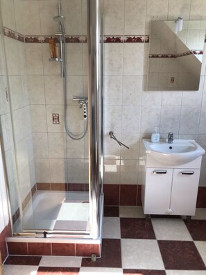 Dusche, Haartrockner, Handtücher, Seife