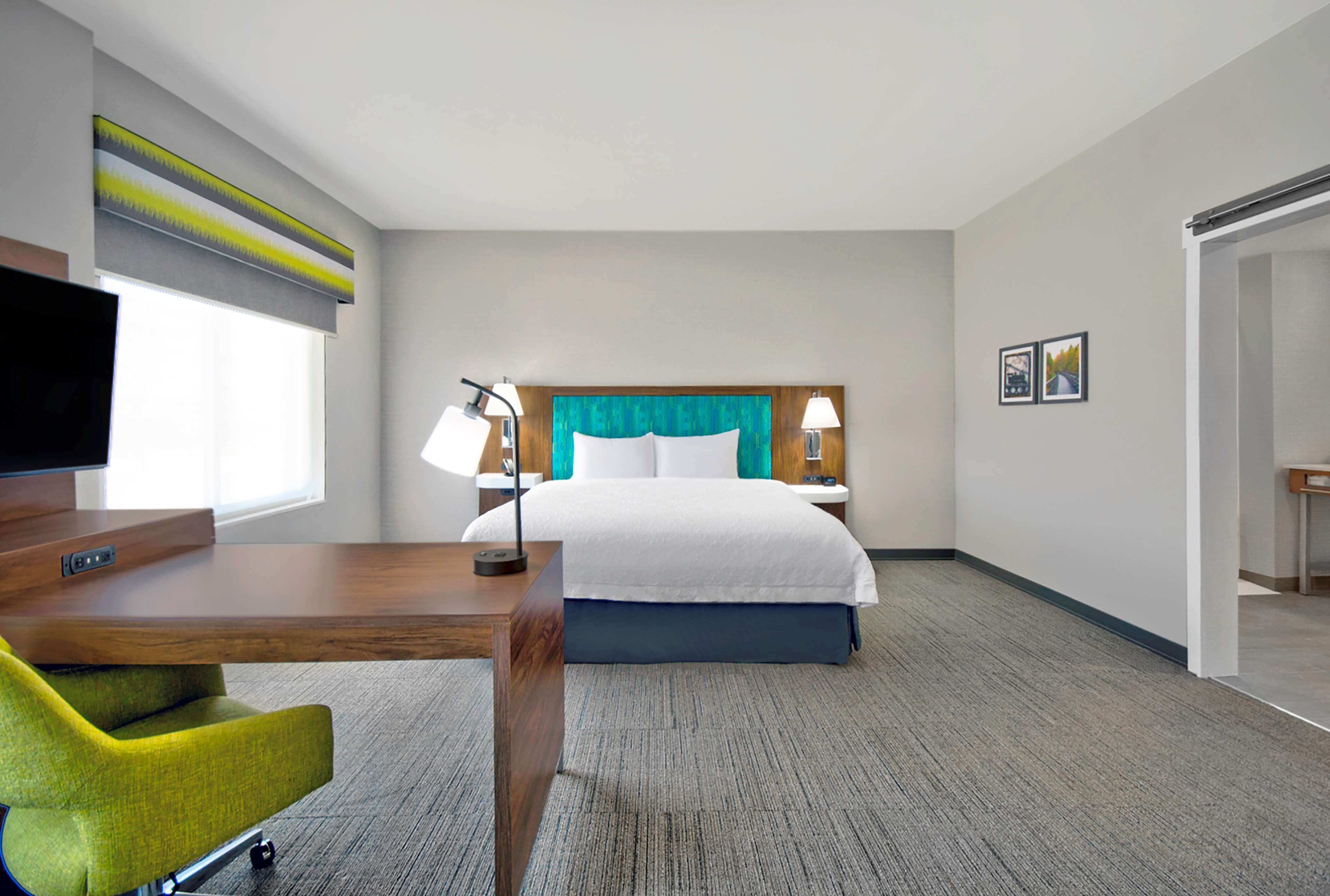 suite, 1 king bed, accessible (mobility & hearing, roll-in shower) | free wifi, bed sheets