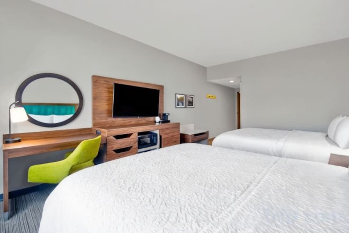Suite With 1 King Bed-Mobility/Hearing Accessible Roll In Shower Non Smoking