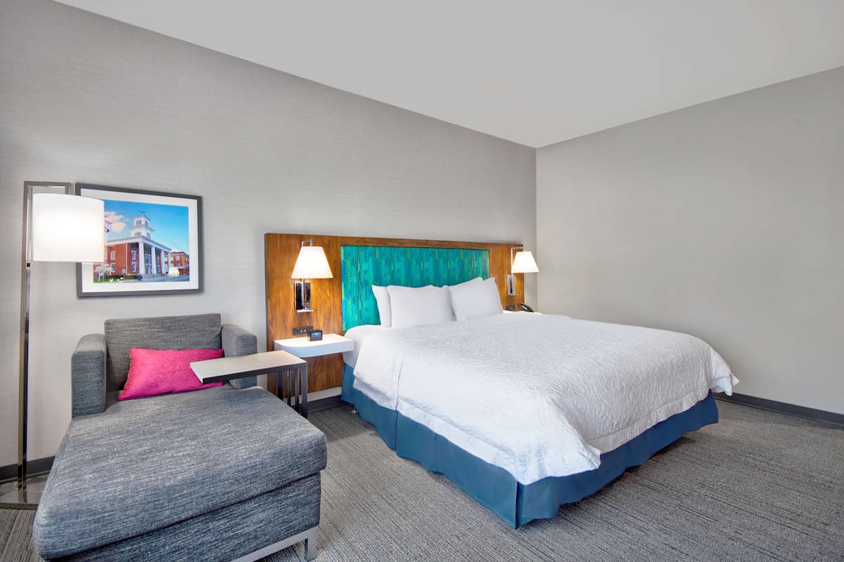 Room, 1 King Bed, Accessible, Bathtub | Living area | 32-inch flat-screen TV with satellite channels, TV