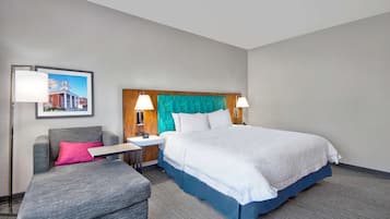 Kamer, 1 kingsize bed, toegankelijk voor mindervaliden, bad | Woonruimte | Een 32-inch flatscreentelevisie met satellietzenders en televisie