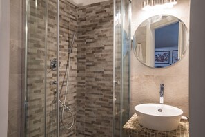 Shower, hair dryer, bidet, towels