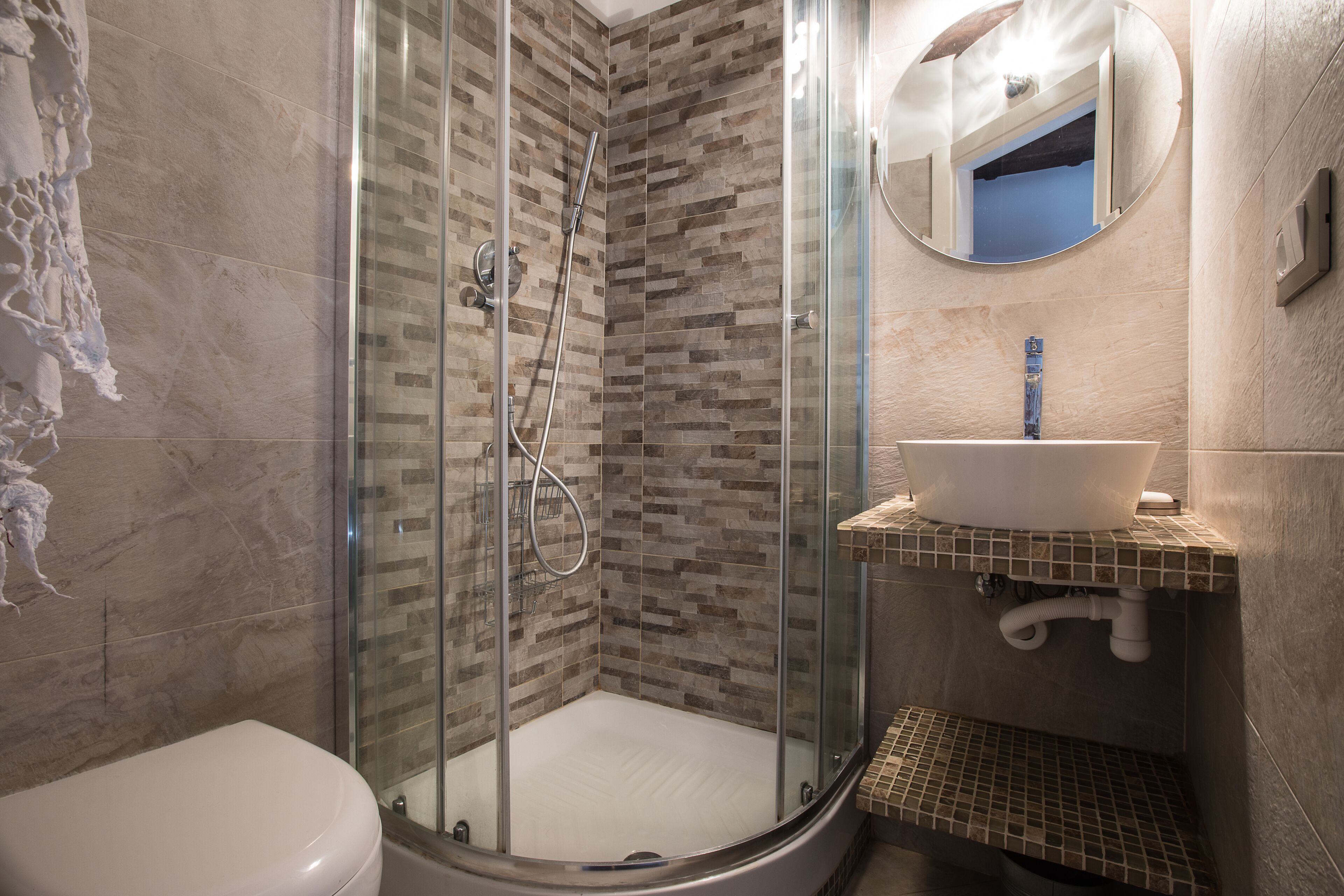 Douche, sèche-cheveux, bidet, serviettes fournies