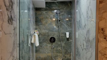 Comfort Suite | Bathroom | Shower, rainfall showerhead, hair dryer, slippers