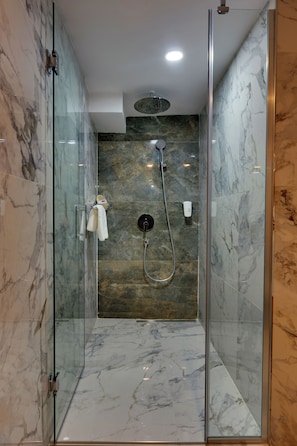 Suite Confort | Baño | Regadera, regadera tipo lluvia, secadora de cabello, pantuflas 
