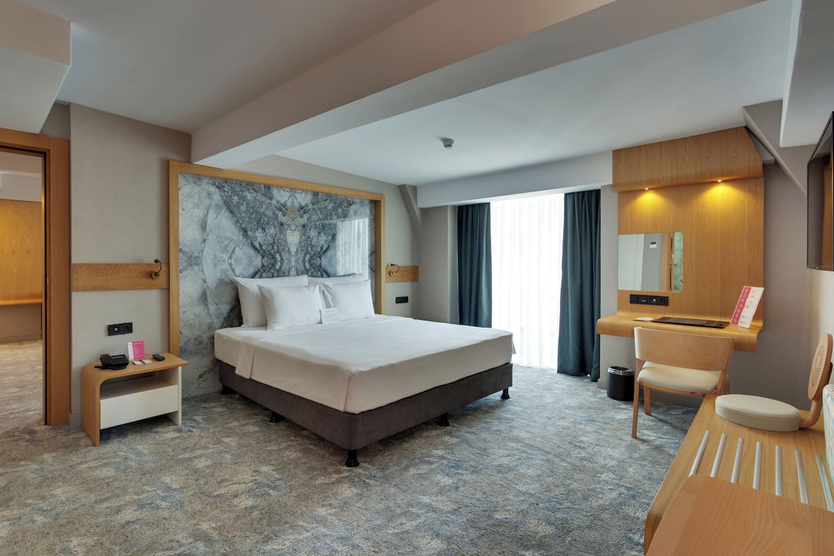 Comfort Suite | In-room safe, blackout drapes, iron/ironing board, WiFi (free)