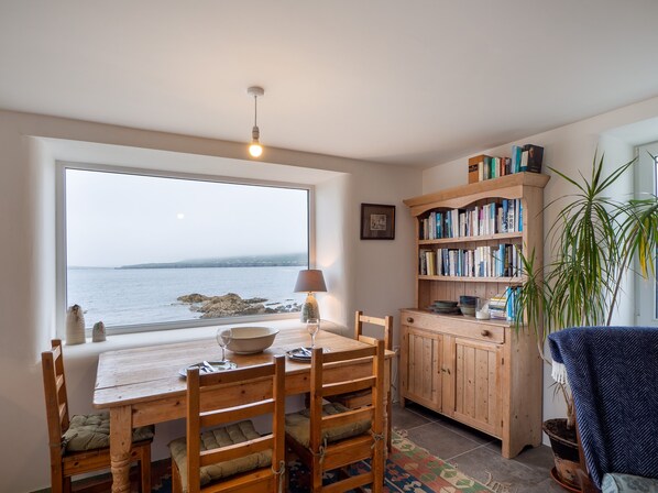 Oven, stovetop, highchair, cookware/dishes/utensils - Shore Cottage, Errislannan (Clifden)