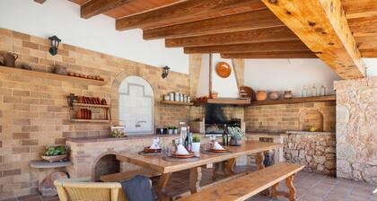 Villa for 8 with pool and huge garden, close to the beach in Puerto Pollença.