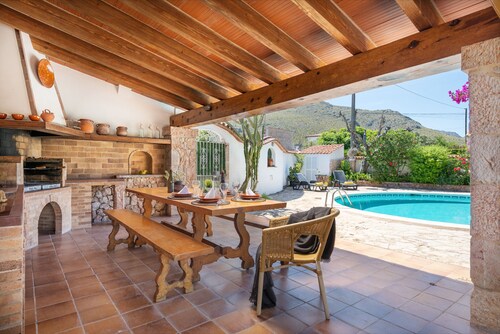 Villa for 8 with pool and huge garden, close to the beach in Puerto Pollença.