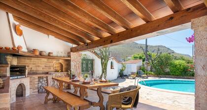 Villa for 8 with pool and huge garden, close to the beach in Puerto Pollença.