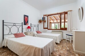 4 bedrooms, desk, iron/ironing board, travel crib