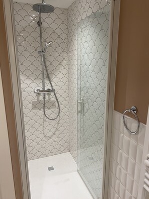 Shower, hair dryer, towels, soap - UNIQUE!Cap d'Antibes,5 minutes walk to the beach and shops, Quiet, Balcony, view (Antibes)