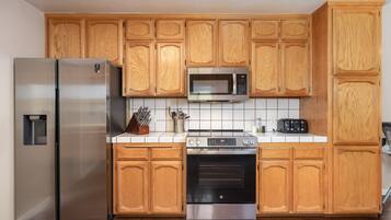 Refrigerador, microondas, horno y parrilla de estufa