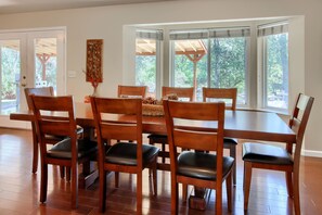 Dining - Scenic Serenity 50 acres/hot tub/game room (Oakhurst)