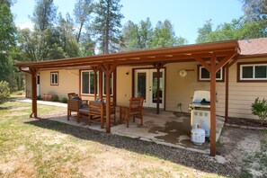 Outdoor dining - Scenic Serenity 50 acres/hot tub/game room (Oakhurst)