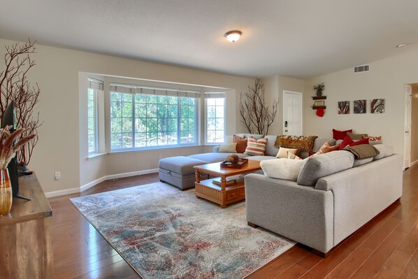 TV, foosball, table tennis, streaming services - Scenic Serenity 50 acres/hot tub/game room (Oakhurst)