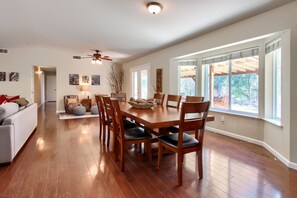 Dining - Scenic Serenity 50 acres/hot tub/game room (Oakhurst)