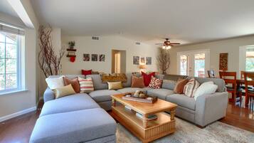 TV, pebolim, mesa de pingue-pongue, serviços de streaming