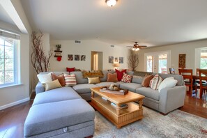 TV, foosball, table tennis, streaming services - Scenic Serenity 50 acres/hot tub/game room (Oakhurst)