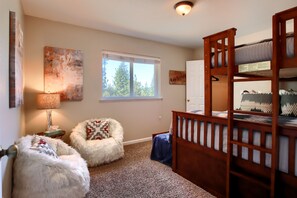 3 bedrooms, iron/ironing board, travel cot, WiFi - Scenic Serenity 50 acres/hot tub/game room (Oakhurst)