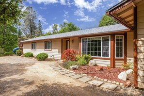 Exterior - Scenic Serenity 50 acres/hot tub/game room (Oakhurst)
