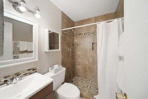 Douche, serviettes fournies, savon, papier toilette