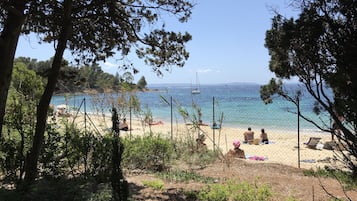 En la playa, sillas reclinables de playa